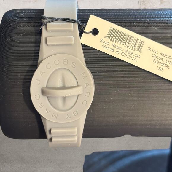 Marc By Marc Jacobs NWT  “Gunmetal” Turnlock Silicone Bracelet - Picture 1 of 4